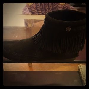 Minnetonka black leather fringe moccasins